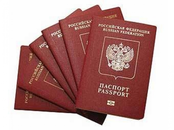 Россиянам разрешат иметь два загранпаспорта. А они не хотят и одного