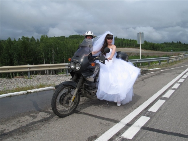 Мотопарад невест