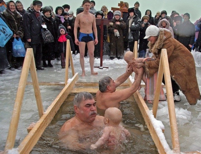 Мурманские специалисты готовят проруби к Крещенским купаниям