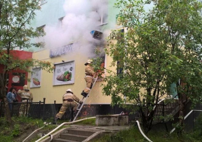 В Апатитах пожарные не смогли попасть внутрь горящего кафе