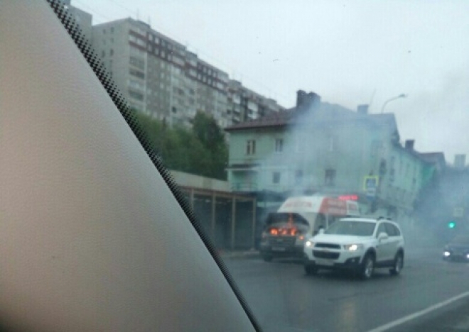 Посреди проезжей части в Мурманске загорелась маршрутка