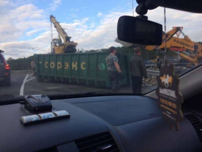 На объездной в Мурманске водитель «потерял» контейнер с мусором