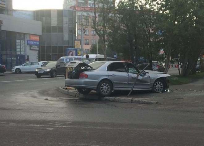 Мурманск: "кореец" снёс ограждение на перекрёстке