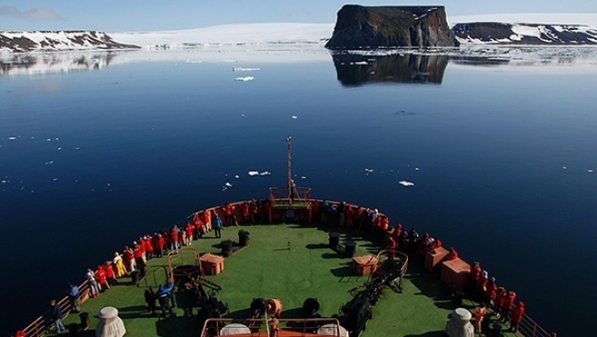 Первая группа туристов готовится к отправке на Северный полюс из Мурманска