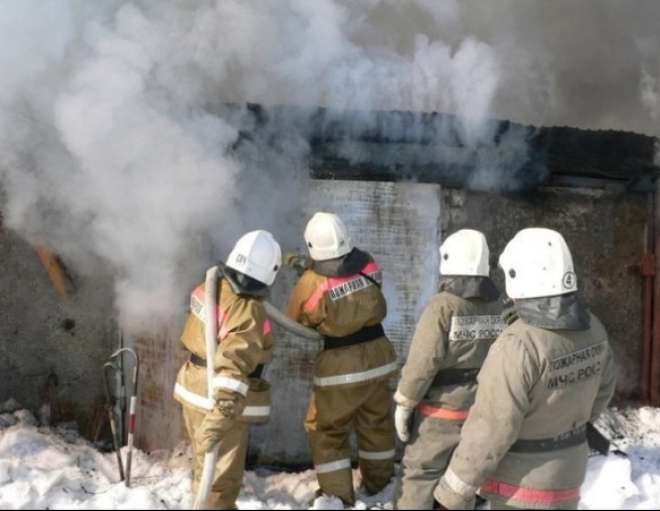 В Кольском районе пожарные тушили лесопилку