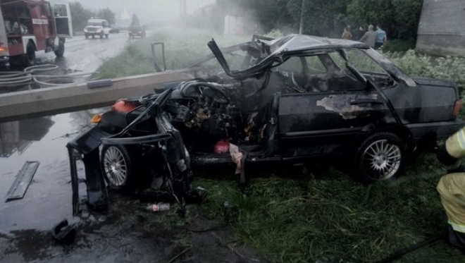 В Мончегорске спасатели извлекли водителя, зажатого в машине