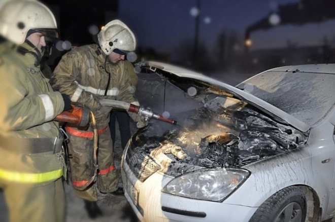 В Мурманской области горят автомобили