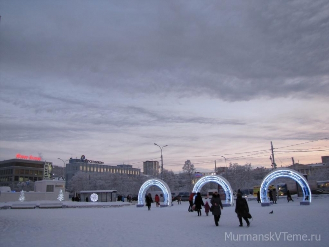 В Мурманске разбирают новогодние ёлки